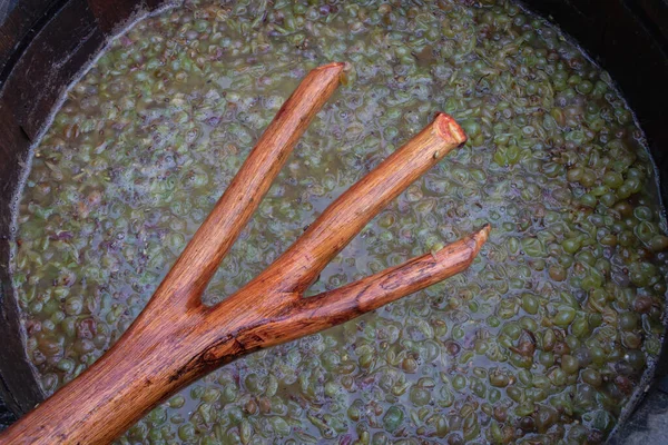 発酵中に樽内のワインを混合するための木製のツール — ストック写真