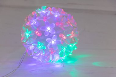 Parti Işıkları ve 100 Renkli LED ile Şenlikli Sahne.