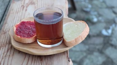 Sıcak Bir Sabah: Reçel ve Ballı Tost