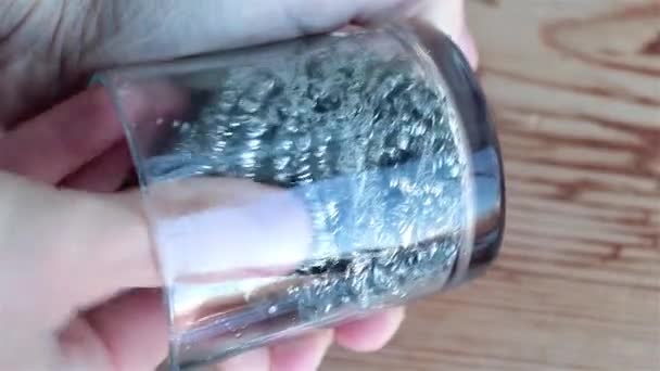 Pırıltılı Cam Bir Tel Fırçasının Yakın Çekimi Çme Bardağını Temizliyor — Stok video