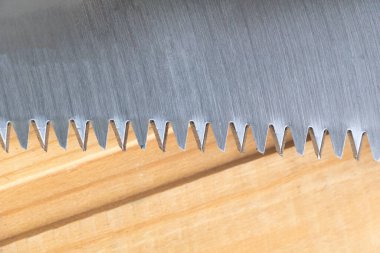 Tahtadaki testere bıçağı, testerenin yakın çekimi.