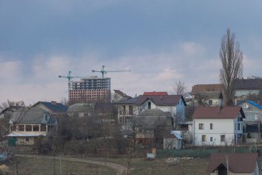 Şehrin şehir manzarası ilkbaharın başlarında bulutlu bir gökyüzüyle.