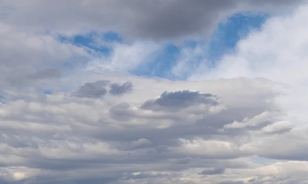 Cloudscape Развивается Великолепной Форме Небо Наполнено Белыми Пушистыми Облаками — стоковое фото