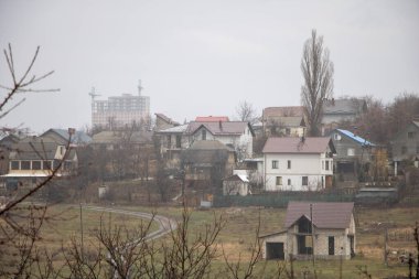 Köyün ortasında, baharın başlarında yağmurlu havada..