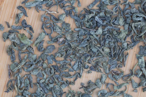 Uspokajająca Moc Herbaty Zbliżenie Suchych Liści Herbaty Vintage Drewnianej Powierzchni — Zdjęcie stockowe