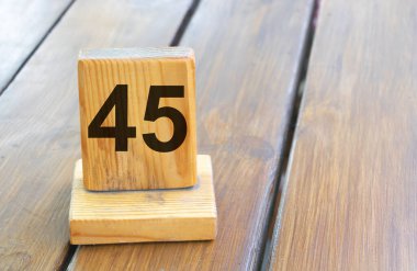 Tahta sekmede 45 numaralı ahşap öncelik..