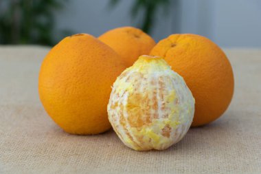 Çuval bezinde portakal meyvesi soyulmuş. Sağlıklı gıda konsepti. Seçici odak.