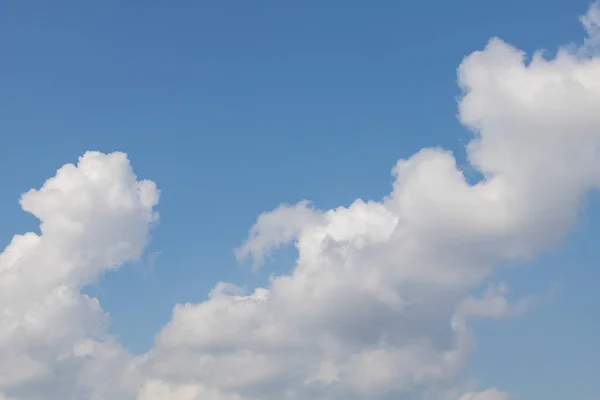 Blauwe Lucht Met Witte Bewolking Als Achtergrond — Stockfoto