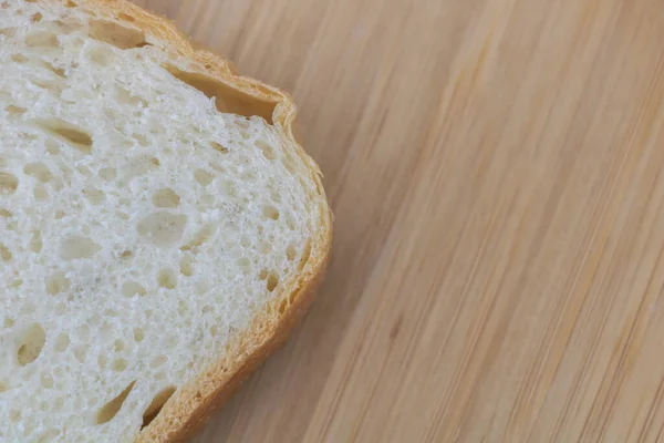 Pão Branco Fatiado Fundo Placa Madeira Espaço Cópia — Fotografia de Stock