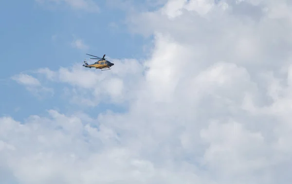 Helicóptero Voando Céu Azul Com Nuvens Brancas Dia Ensolarado — Fotografia de Stock