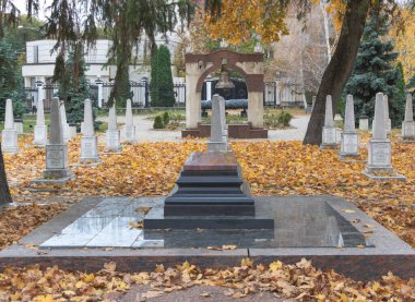 Chisinau, Moldova - 30 Ekim 2022 Tombstone Sonbaharda mezarlıkta.