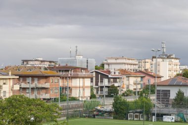 Rimini, İtalya - 5 Ağustos 2023 Rimini 'nin Şehir Büyüsü Balkon Perspektifinden Görüldü.