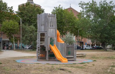 Rimini, İtalya - 5 Ağustos 2023 Rimini şehrinde çocuk parkı.