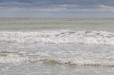 Kapanış Büyüsü: Deniz kenarındaki Yaz Dalgaları.