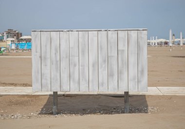 Kumsalın tepesinde beyaz bir ek bina..