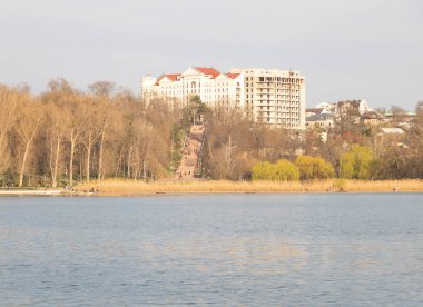 Chisinau, Moldova - 12 Nisan 2021 İlkbaharın başlarında şehrin nehir kıyısındaki manzarası.