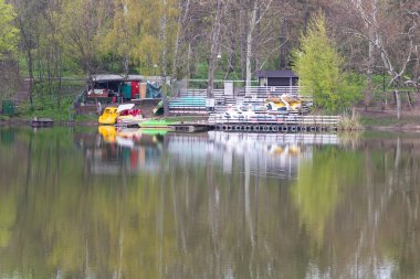 Chisinau, Moldova - 20 Nisan 2022 Baharda gölün kıyısına tekne parkı.