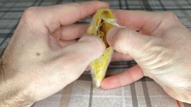 Koruyucu ağaç kabuğundan mango çukurlarını kaldırın - tohumdan ağaç yetiştirme kavramı