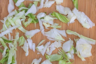 Tahta kesme tahtasının üzerinde doğranmış lahana, yakın plan..