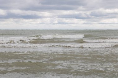 Dalgalar ve fırtına bulutlarıyla fırtınalı Adriyatik Denizi. Doğa arkaplanı.