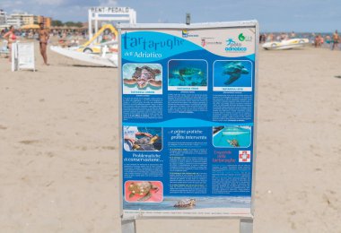 Rimini, İtalya - 9 Ağustos 2023 - Üzerinde FFeltrice ve IAdriatico yazıları ve deniz kaplumbağalarının resimleri olan büyük bir poster.
