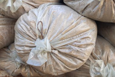 Kum ve inşaat konseptiyle dolu birkaç büyük çantanın üst görüntüsü..