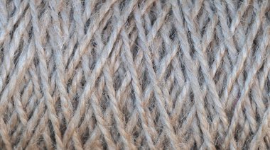 Doğal dokusunu ve açık kahverengiden gri tonlar arasındaki ince renk değişimlerini gösteren, jüt ipinin ayrıntılı bir yakın çekimi..