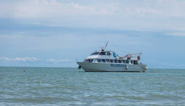 Rimini, İtalya - 8 Ağustos 2023 - Denizdeki beyaz yolcu feribotunun fotoğrafı.