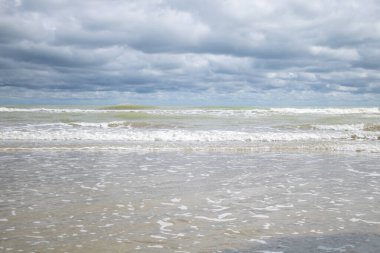 Geniş açı Michigan Gölü 'ndeki okyanus dalgalarını ve bulutlu gökyüzünü gösteriyor..