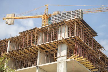 Yapım aşamasında olan bina, modern teknoloji ve endüstriyel vinçlerin kullanımı, beton dökme işlemi sırasında gelişmiş bir form çalışma sistemi sergiliyor.