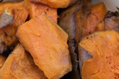 Patates parçalarının yakın çekimi, fırında enfes pişmiş..