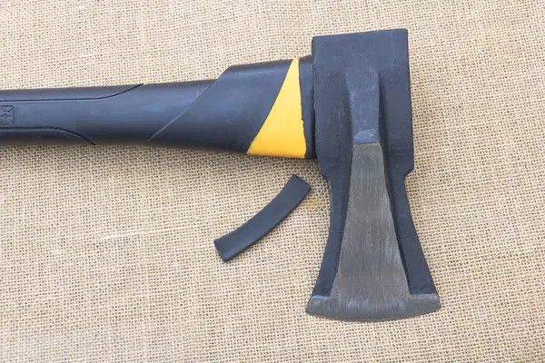 Çuval bezi üzerinde kısmen kırık bir tutacağı olan Ağır Görevli Balta.