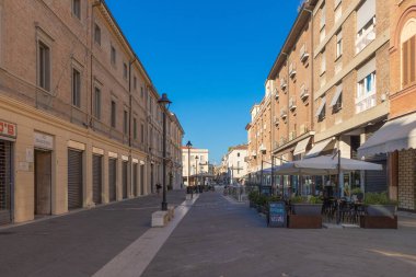 Rimini, İtalya - 10 Ağustos 2023 - Rimini, İtalya 'da Cafe ve Dükkanları olan Pedestrian Caddesi, Açık Oturma ve Mavi Gök.