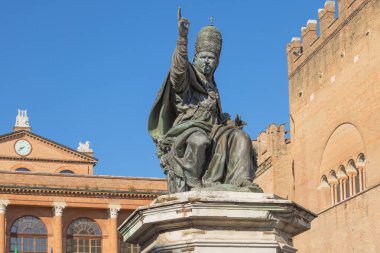 Rimini, İtalya - 10 Ağustos 2023 - Rimini, İtalya 'da Papa V. Paul Heykeli, Kamu Meydanı' nda Tarih Anıtı.