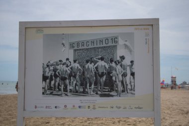 Rimini, İtalya - 09 Ağustos 2023 - Rimini Seaside, İtalya 'da Tarihi Plaj Fotoğrafları.