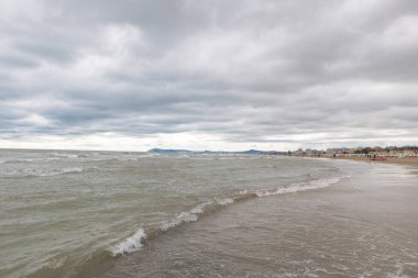 Rimini, İtalya - 05 Ağustos 2023 - İtalya 'nın Rimini Plajı Deniz Kenarı Manzarası.