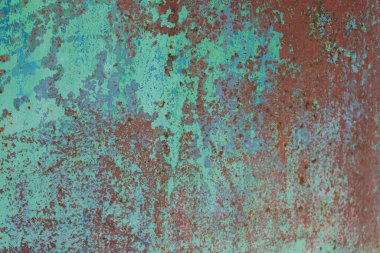 Paslı Yüzeyde Yeşil ve Kırmızı Renklerde Soyulmak.