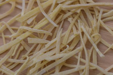 Tahta Yüzey Üzerine Yeni Kesilmiş Ev Yapımı Makarnanın Yakın Çekimi.