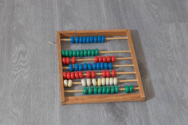 Eğitim ve öğrenim için boncukları olan renkli ahşap bir abaküs..