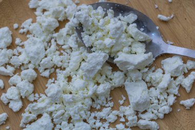 Ahşap Arkaplanda Kaşıklı Geleneksel Köhne Peynir 'in Yakın Çekimi.