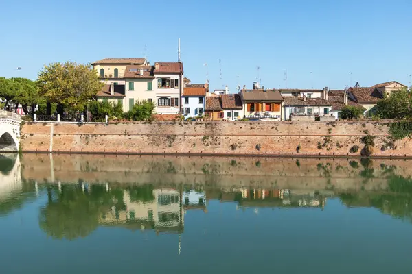 İtalya 'nın Rimini şehrinde denize dökülen nehir ve binalar suyu yansıtıyor..