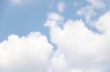 Gökyüzünde beyaz bir bulut, açık mavi bir arkaplan, yumuşak ve rüya gibi bir bulut tasviri, ruhani bir bulut sahnesi.