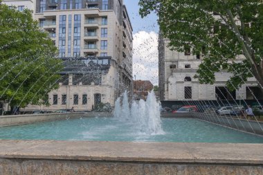 Chisinau, Moldova - Haziran 01 2025 - Chisinau şehir merkezinde su püskürten şehir çeşmesi.