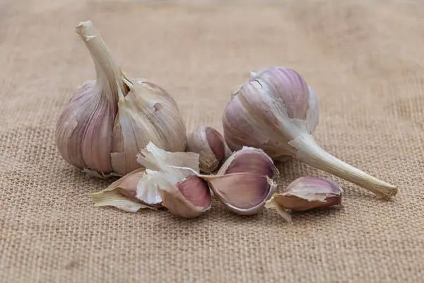 Kırsal Sarımsak Ampulleri ve karanfiller Doğal Çuval Bezi Dokusunda Dinleniyor.