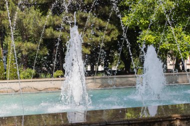 Neşeli Su Jetleri Sunlit Park Parkı Pınarında Dans Ediyor.