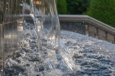 Altın Işık Altında Cilalanmış Çeşmenin Üzerinde Kristal Şelale.