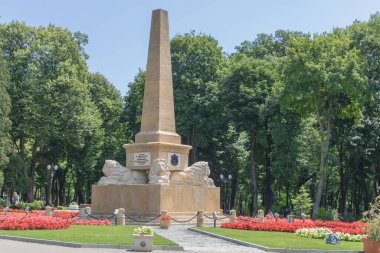 Copou Park 'taki Aslanlar Anıtı Obelisk - Iasi, Romanya - 25 Haziran 2025.