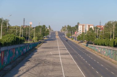 Chisinau 'daki Geniş Boş Bulvar, Moldova Lastik İzleri ve Graffiti Duvarları - Chisinau, Moldova - 13 Temmuz 2025.