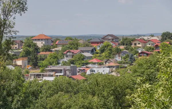 Romanya 'nın Iasi kentindeki Residential Area Panoramik Manzarası - Arka planda Yeşil Ağaçlar ve Tepeler - Iasi, Romanya - 26 Haziran 2025.