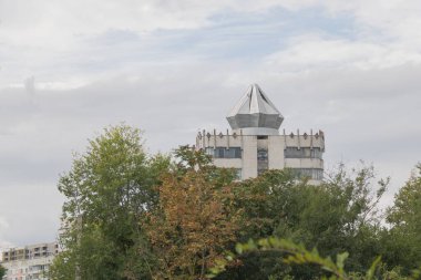 Sonbaharın başlarında ağaçlarla çevrili ikonik kubbeli Chisinau Moldova 'daki sirk binası.